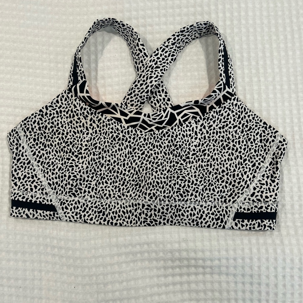 Lululemon like new cross strap back nulu yoga bra in L gorgeous rare print.
